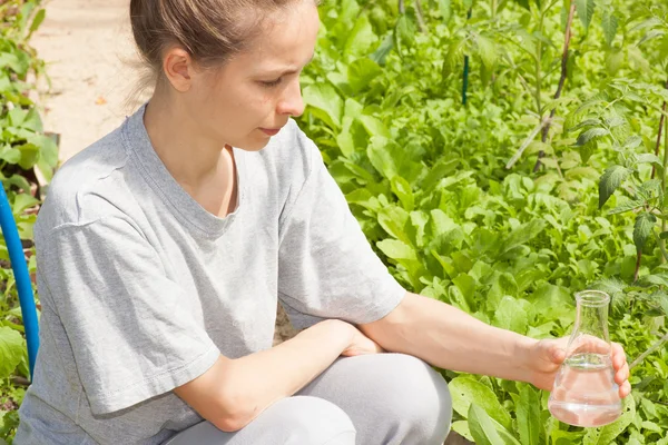 Researcher testing the water quality — Stock Photo, Image