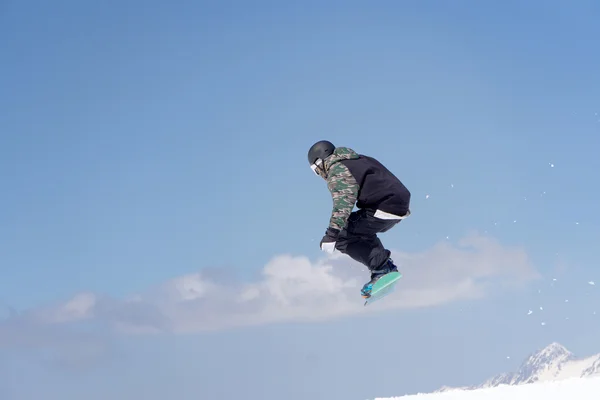 Snowboarder salta in Snow Park — Foto Stock