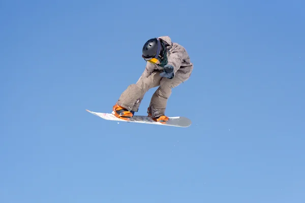 Snowboarder springt im Snowpark — Stockfoto