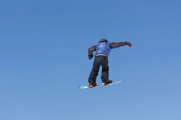 Snowboarder springt im Snowpark — Stockfoto
