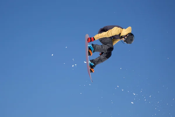 Snowboarder springt in Snowpark — Stockfoto