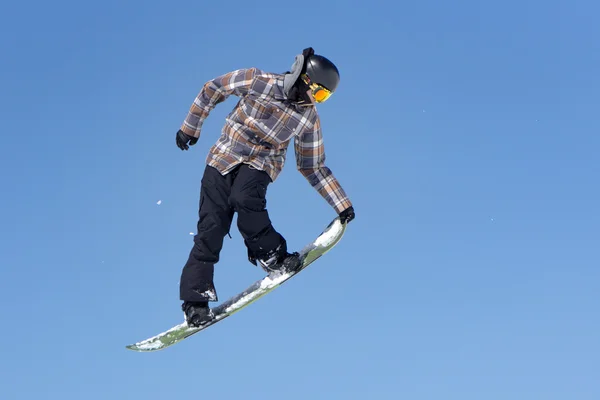 Snowboardåkare hoppar i Snow Park — Stockfoto