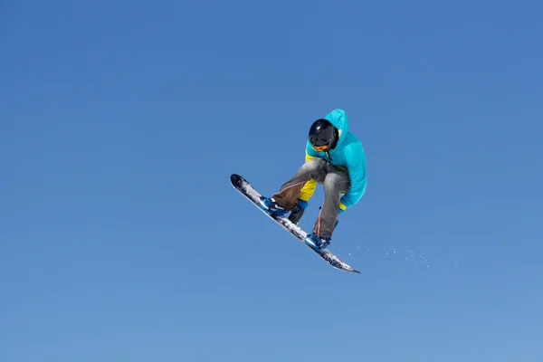 Snowboardåkare hoppar i Snow Park — Stockfoto
