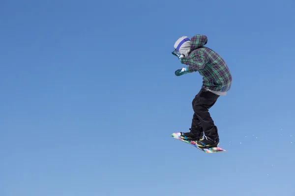 Snowboarder springt in Snowpark — Stockfoto