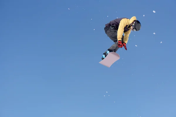 Snowboarder salta in Snow Park — Foto Stock