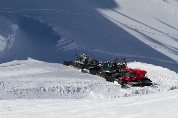 Sochi, Rusland - 22 maart 2014: Ratraks, machines, speciale sneeuw voertuigen verzorgen. — Stockfoto