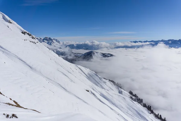 View on mountains and blue sky above clouds — Stock Photo, Image