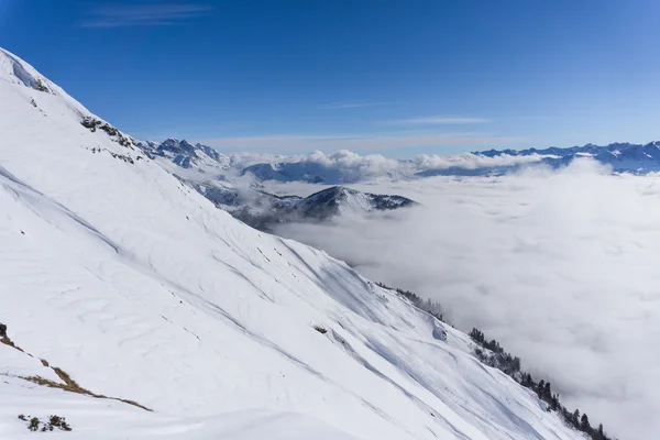 Vista de las montañas y el cielo azul sobre las nubes —  Fotos de Stock