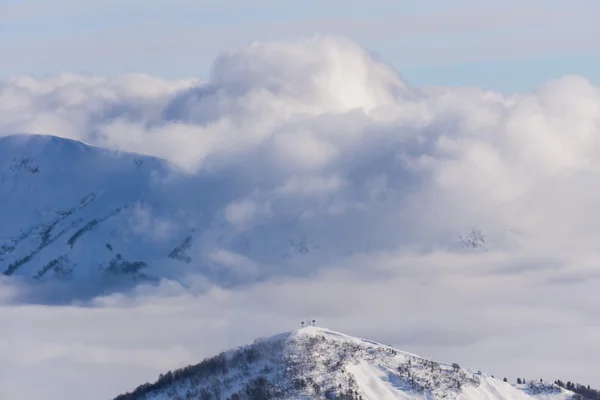 Visa på berg och blå himmel ovanför moln — Stockfoto