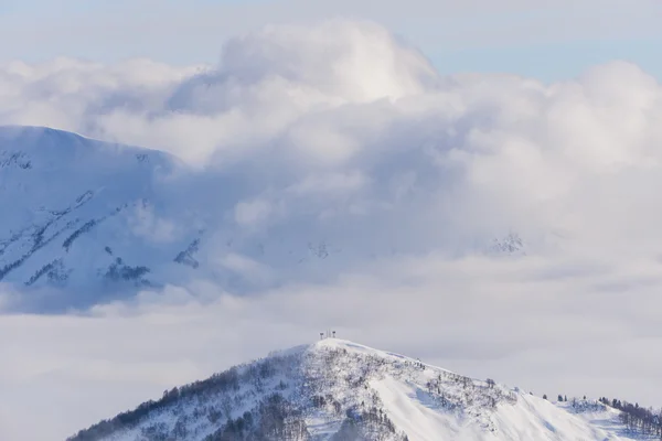 Blick auf Berge und blauen Himmel über Wolken — Stockfoto