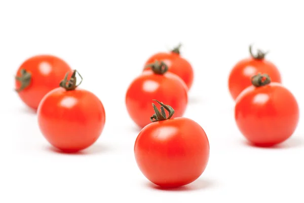 Rote Kirschtomaten, isoliert auf weißem Hintergrund — Stockfoto