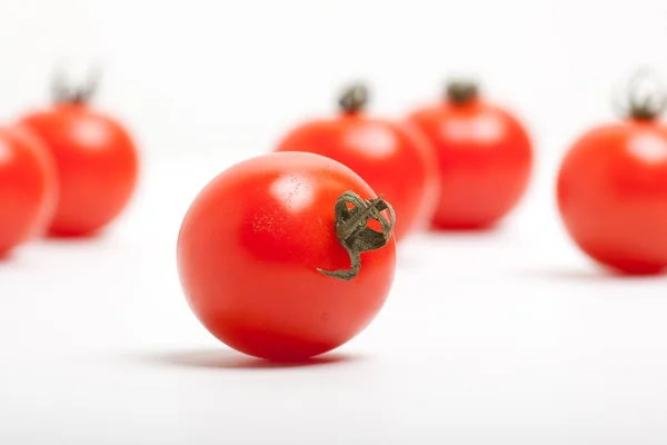 Tomates cerises rouges, isolées sur fond blanc — Photo