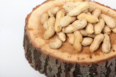 Beyaz arka plan üzerinde izole unshelled fıstık yığını