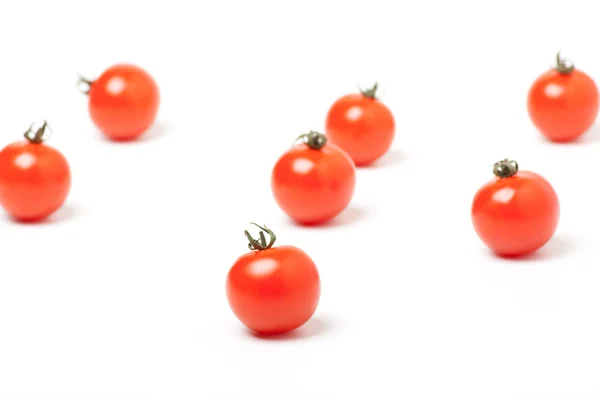 흰 배경에 있는 빨간 체리 토마토 — 스톡 사진