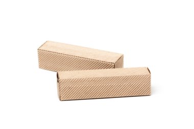 Beyaz bir arka plan üzerinde izole iki karton kutular