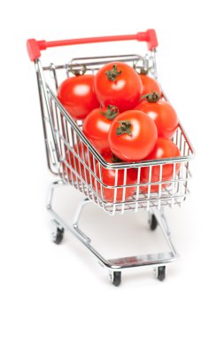 alışveriş sepeti ile üzerine beyaz izole domates,