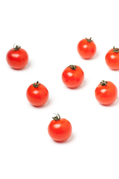 Czerwone pomidory wiśniowe na białym tle — Zdjęcie stockowe