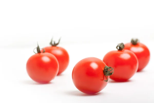 Tomates cerises rouges sur fond blanc — Photo