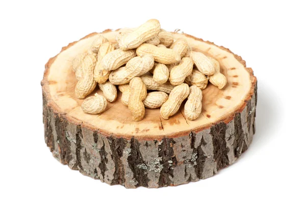 Haufen ungeschälter Erdnüsse, isoliert auf weißem Hintergrund — Stockfoto