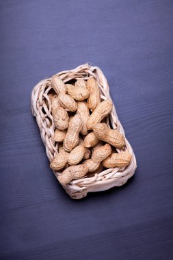 koyu arka plan üzerinde sepet içinde izole fıstık