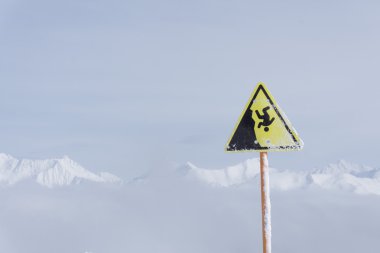 tehlike sarp uçurum dağ işareti