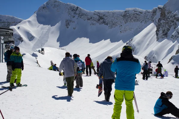 SOCHI, RUSSIA - MARCH 22, 2014: Tourists in ski resort Rosa Khutor — Stock Photo, Image