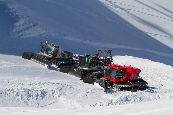 Sotschi, Russland - 22. März 2014: Ratraks, Präpariermaschinen, spezielle Schneefahrzeuge. — Stockfoto