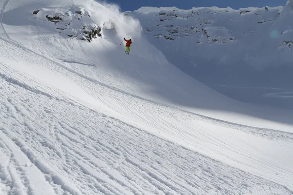 Skidåkare i djup lössnö, extrema freeride — Stockfoto