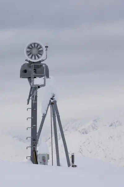 Schneekanone im Bergskigebiet — Stockfoto