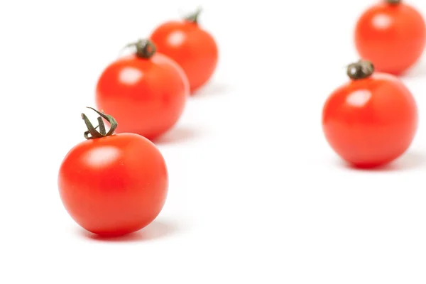 Tomates cerises rouges sur fond blanc — Photo