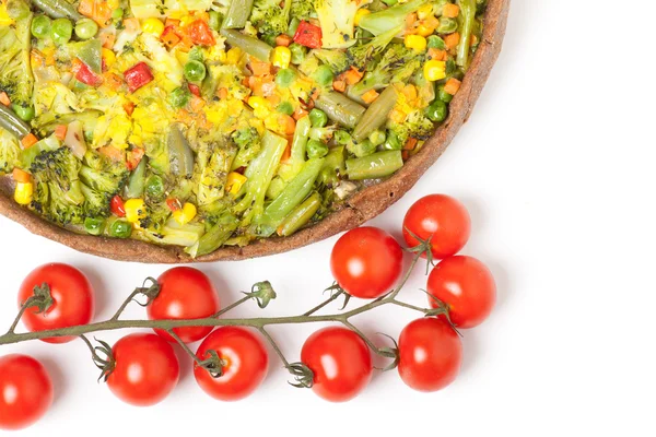 Pizza vegetariana ou torta com tomate cereja em branco — Fotografia de Stock