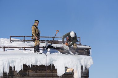 Sochi, Rusya Federasyonu - 22 Ocak 2015: kar ve buz sarkıtları çatıdan endüstriyel dağcılar çıkar