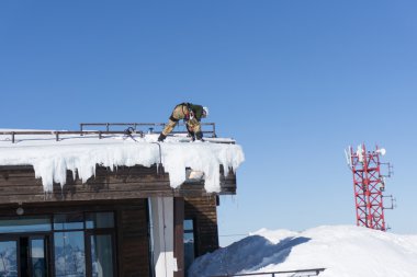 Sochi, Rusya Federasyonu - 22 Ocak 2015: kar ve buz sarkıtları çatıdan endüstriyel dağcı kalkış