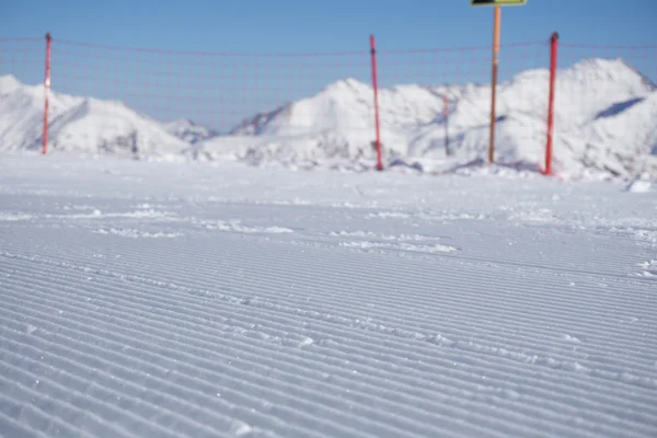 新鲜的雪美容师轨道上滑雪滑雪 — 图库照片