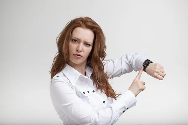Affärskvinna i vit blus, titta på hennes klocka — Stockfoto