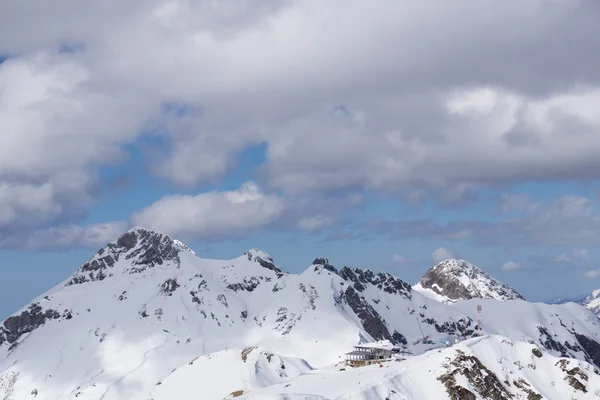 Paisaje nublado de montaña de Krasnaya Polyana, Rusia —  Fotos de Stock