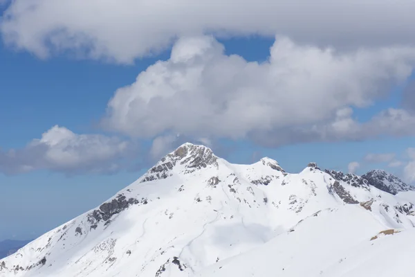 クラスナヤ ポリアナ、ロシアの曇りの山の風景 — ストック写真