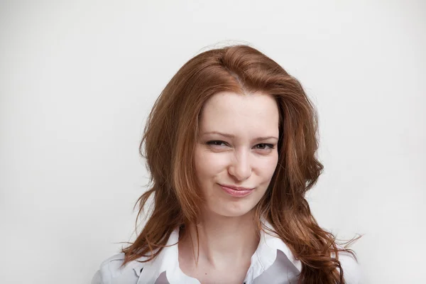 Lachende vrouw in witte blouse, portret — Stockfoto