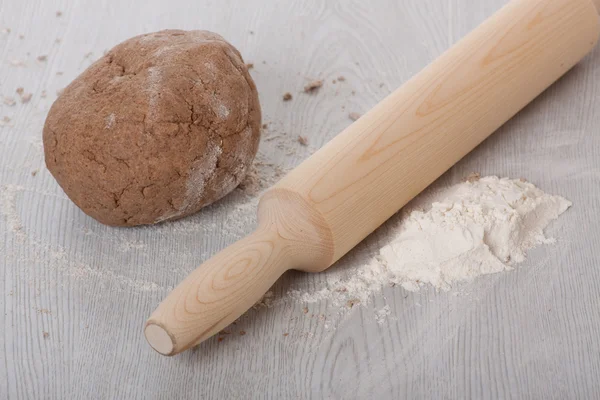 Dough with rolling pin on the table. — Stock Photo, Image