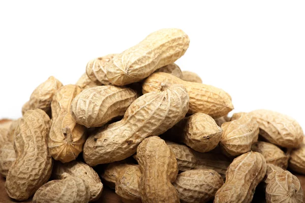 Montón de cacahuetes sin cáscara, aislados sobre fondo blanco —  Fotos de Stock