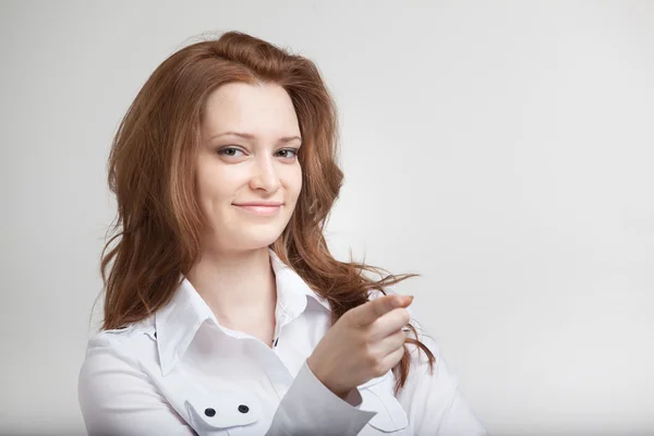 Vrouw in witte jas een vinger — Stockfoto