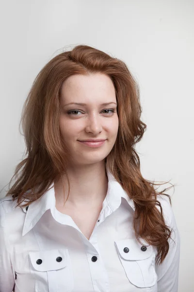 Femme souriante en chemisier blanc, portrait — Photo