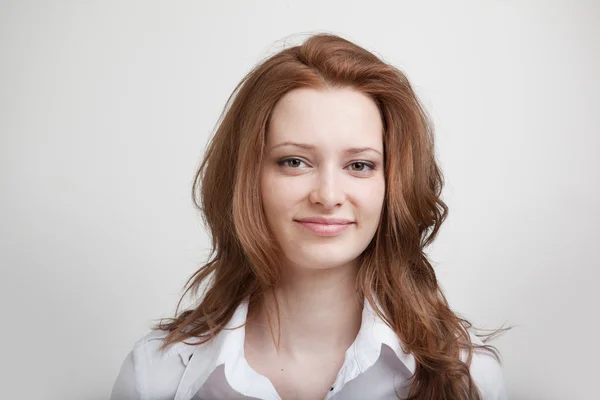 Lachende vrouw in witte blouse, portret — Stockfoto