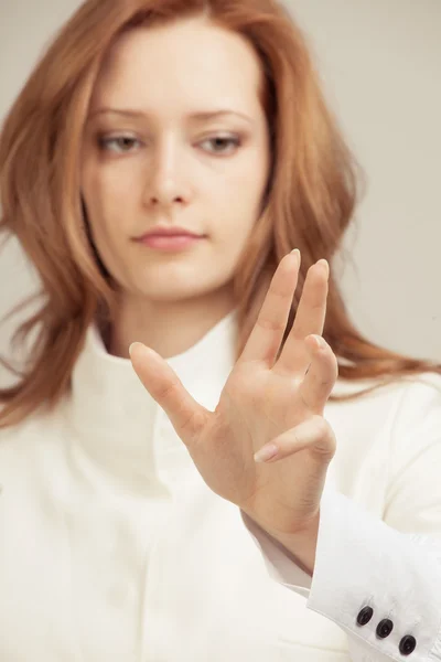 Chica joven trabajando con pantalla virtual — Foto de Stock