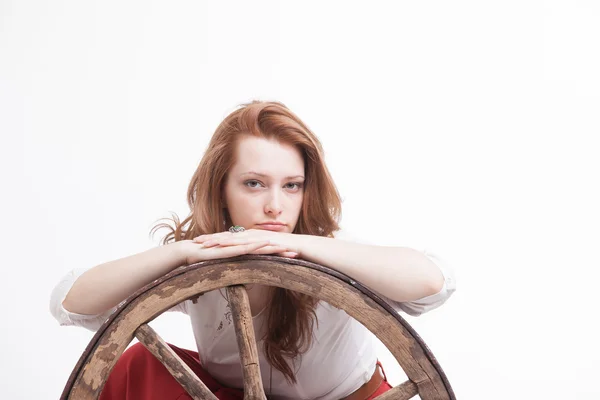 Young woman with an old wagon wheel — Stock Photo, Image