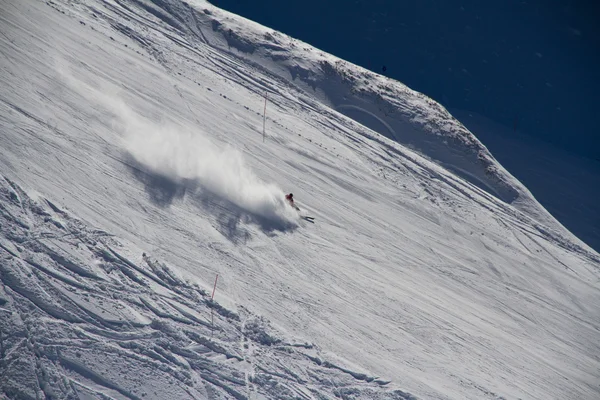 Esquiador descendo a encosta na estação de esqui . — Fotografia de Stock