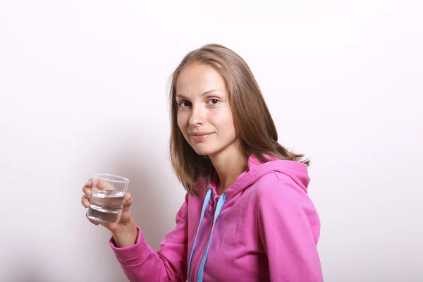 ガラスの水を持つ女性は — ストック写真