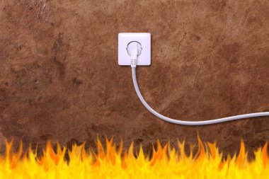 Grunge duvar ile bir elektrik prizine ve yangın
