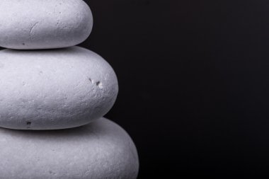 siyah beyaz çakıl taşları