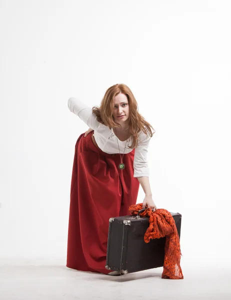 Woman lifts a heavy suitcase — Stock Photo, Image